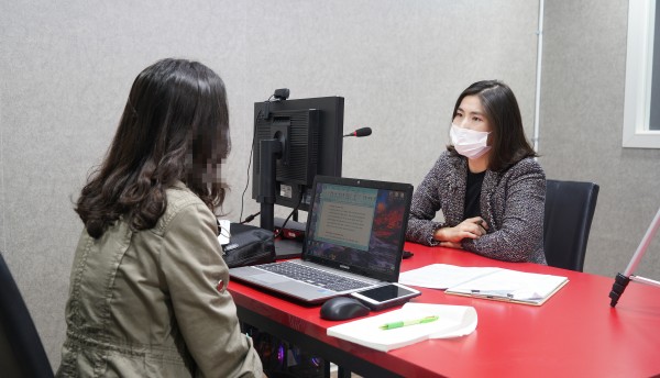 에이플러스 스피치에서 서교공 면접 대비 훈련을 하고 있는 수강생