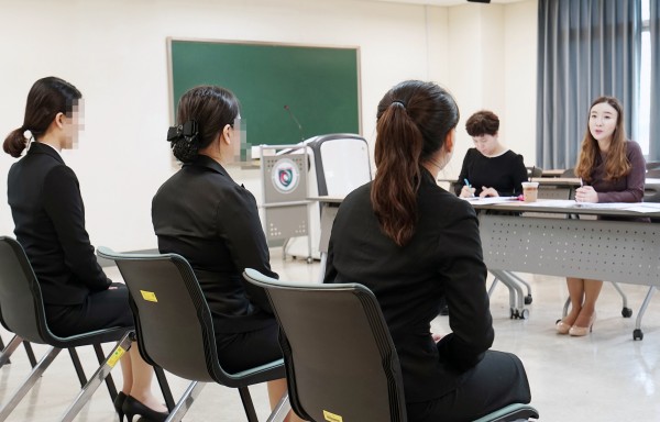 서울대병원 간호사 채용에 지원한 수강생들이 실전 모의면접을 받고 있는 장면